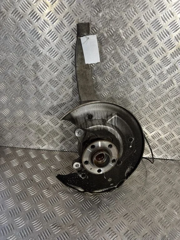 Front wheel hub – left