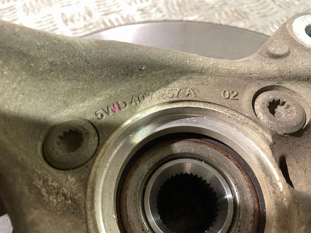 Front wheel hub – left