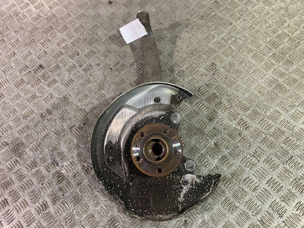 Front wheel hub – right
