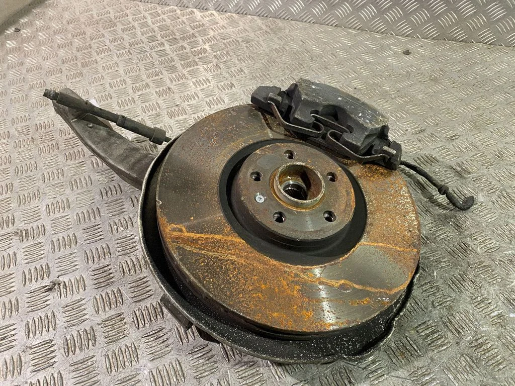 Front wheel hub – right