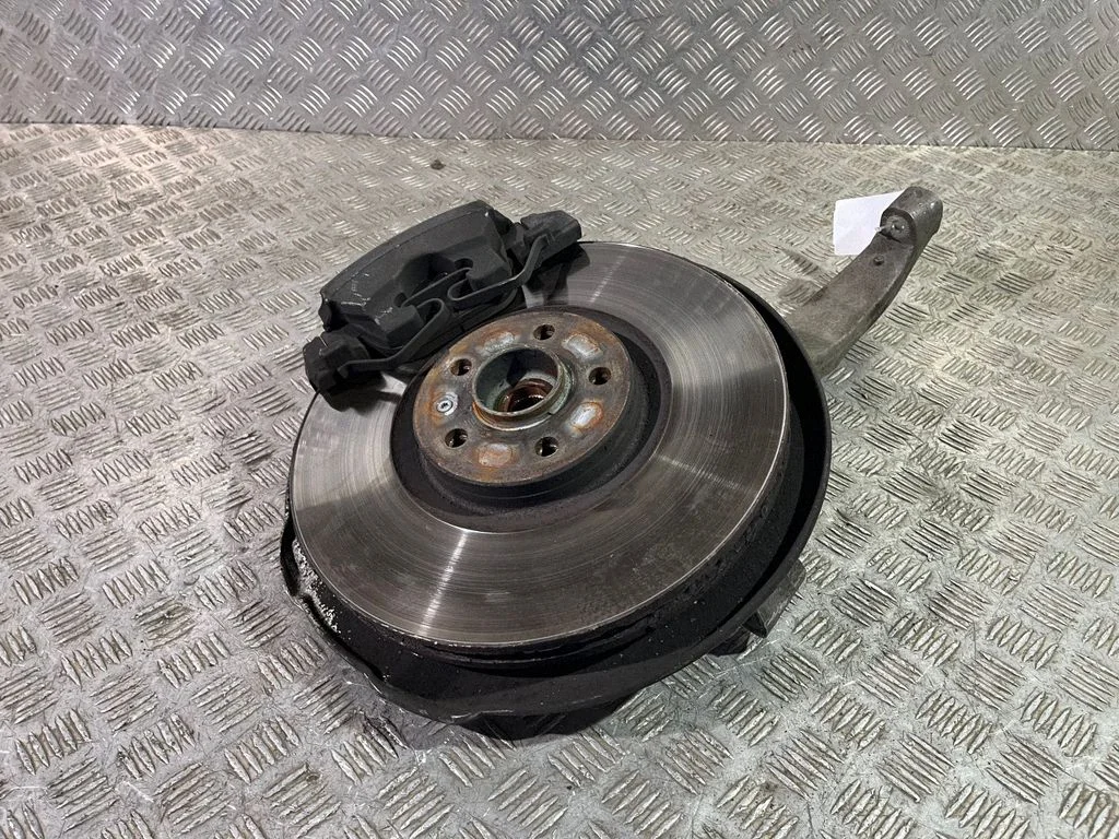 Front wheel hub – left