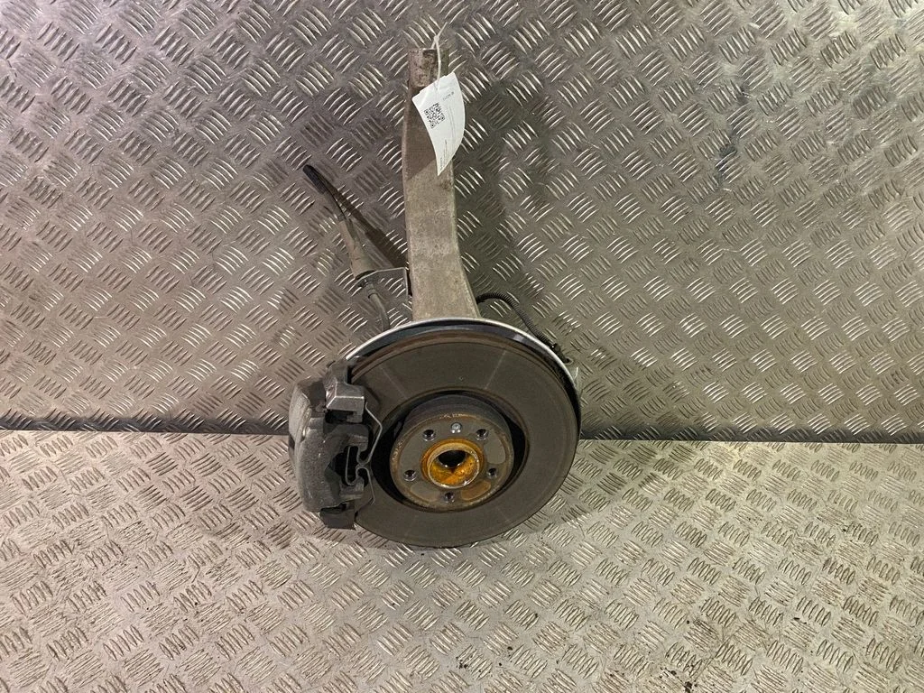 Front wheel hub – left