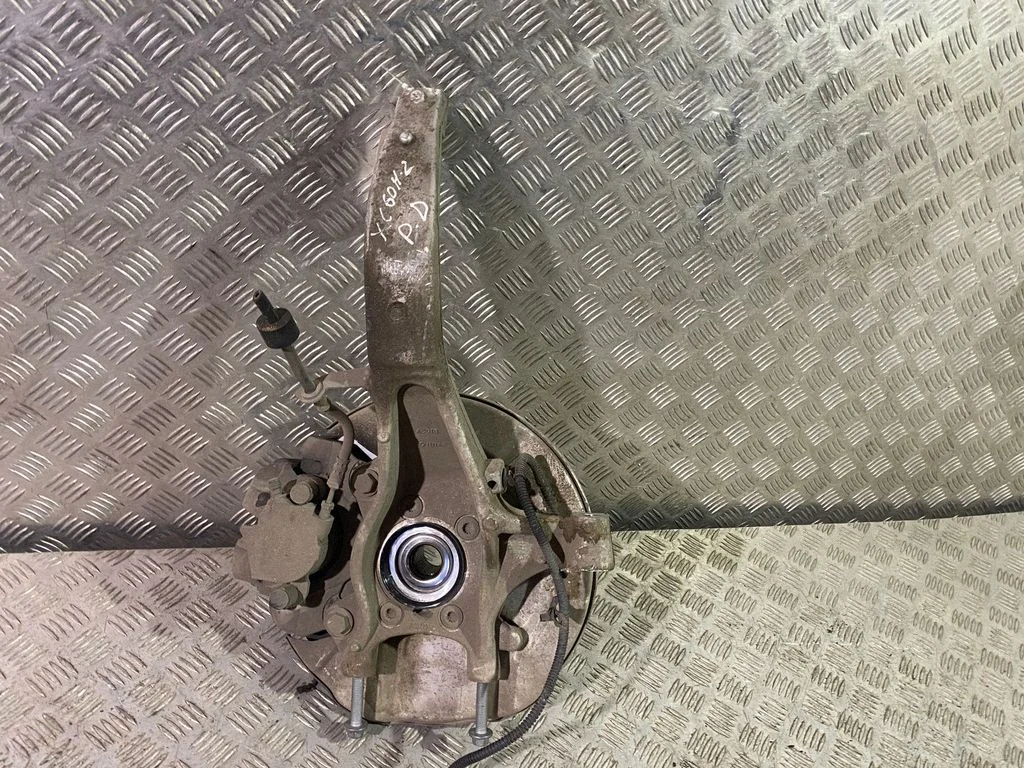 Front wheel hub – right