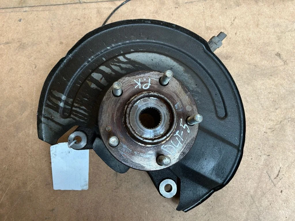 Front wheel hub – left
