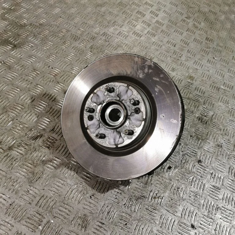 Front wheel hub – left