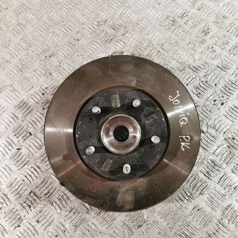 Front wheel hub – left