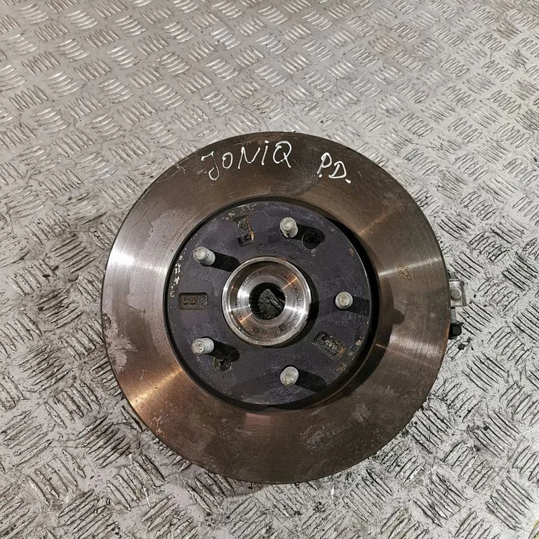 Front wheel hub – right