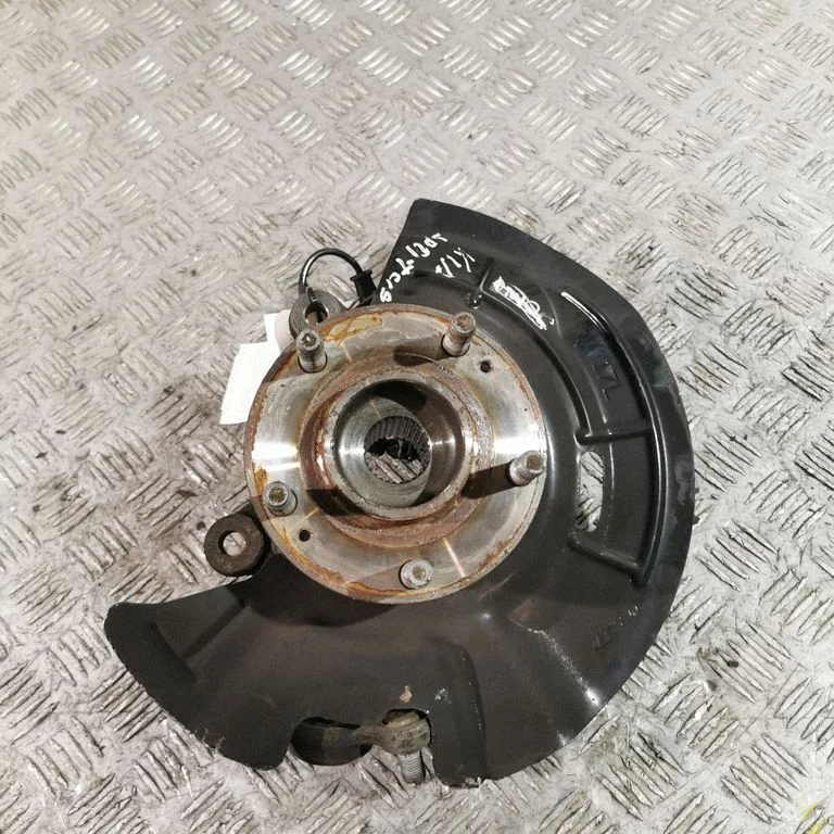 Front wheel hub – left