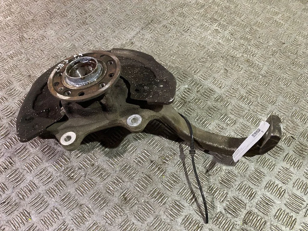 Front wheel hub – left