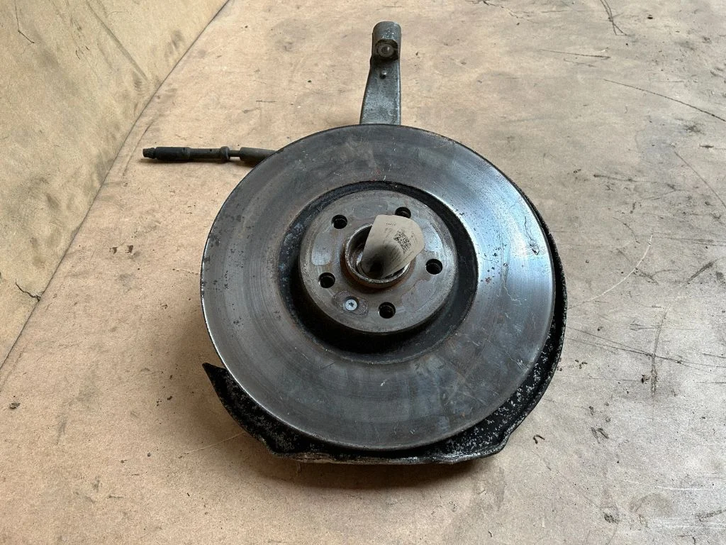 Front wheel hub – left