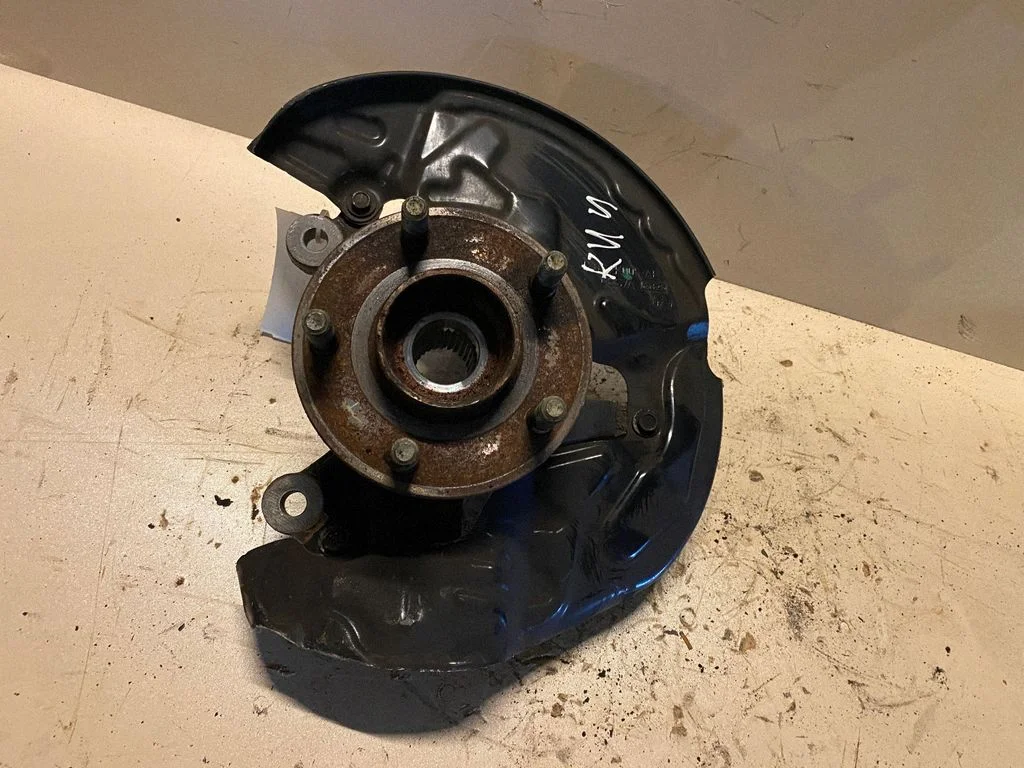 Front wheel hub – left