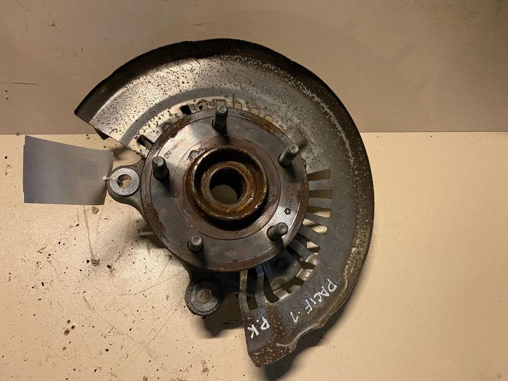 Front wheel hub – left