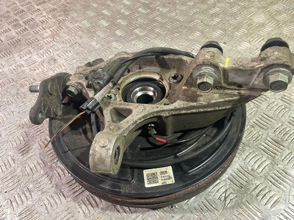 Front wheel hub – right