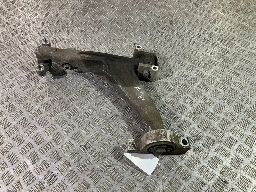 Front lower control arm/wishbone – left