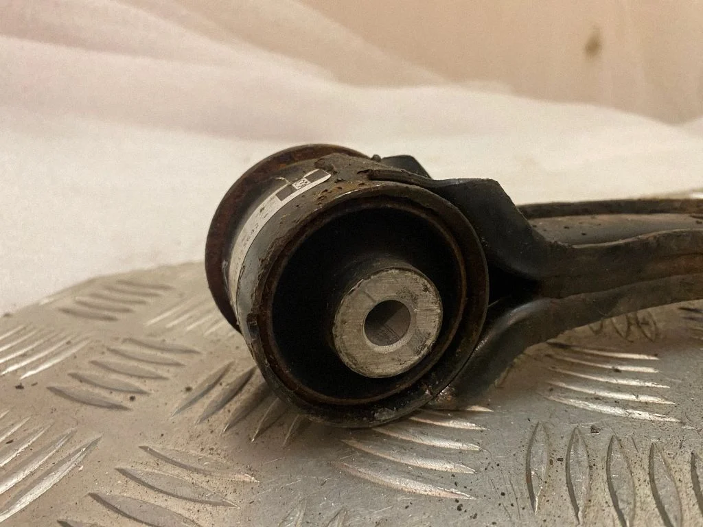 Front upper control arm/wishbone 104396500A