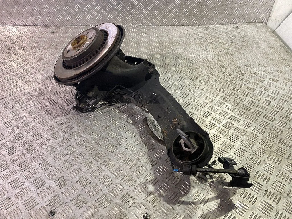 Rear wheel hub spindle/knuckle – left