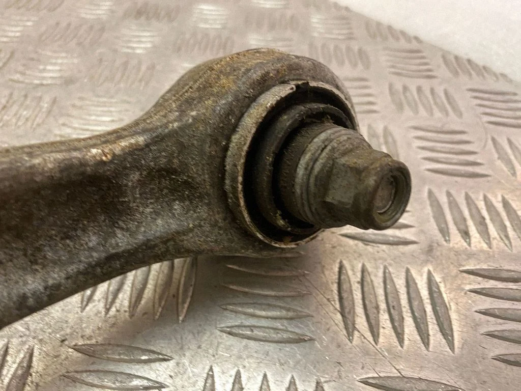 Rear control arm – right