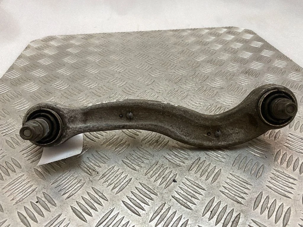 Rear control arm – left