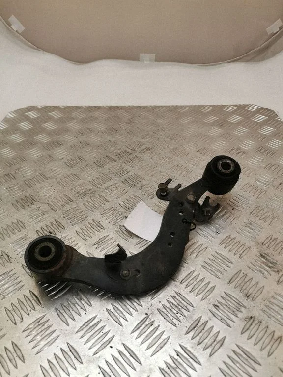 Rear control arm – right