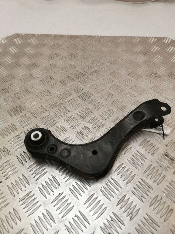 Rear control arm – right