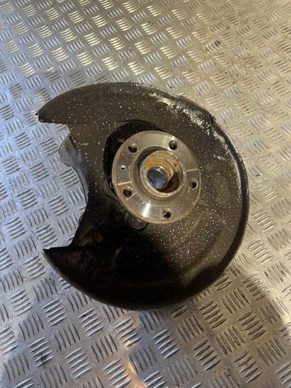 Rear wheel hub – right