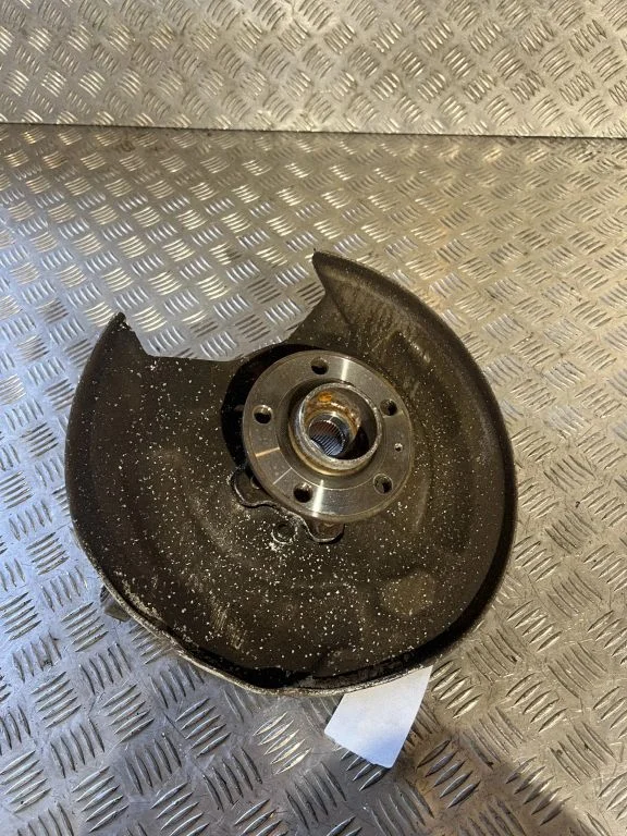 Rear wheel hub – left