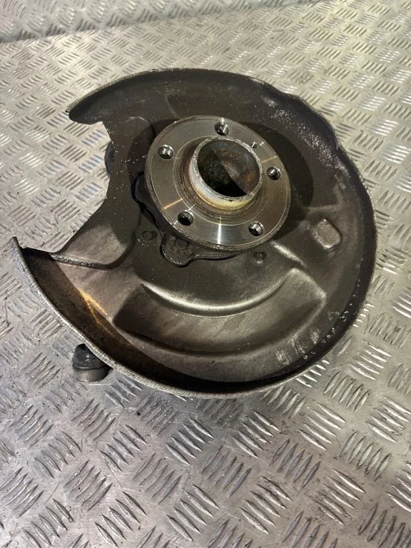Rear wheel hub – right