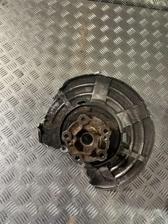 Rear wheel hub 2284882