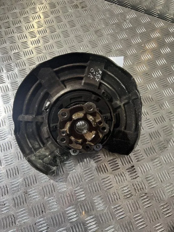 Rear wheel hub 2284881