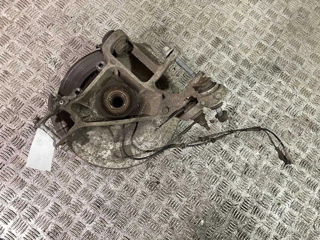 Rear wheel hub – right