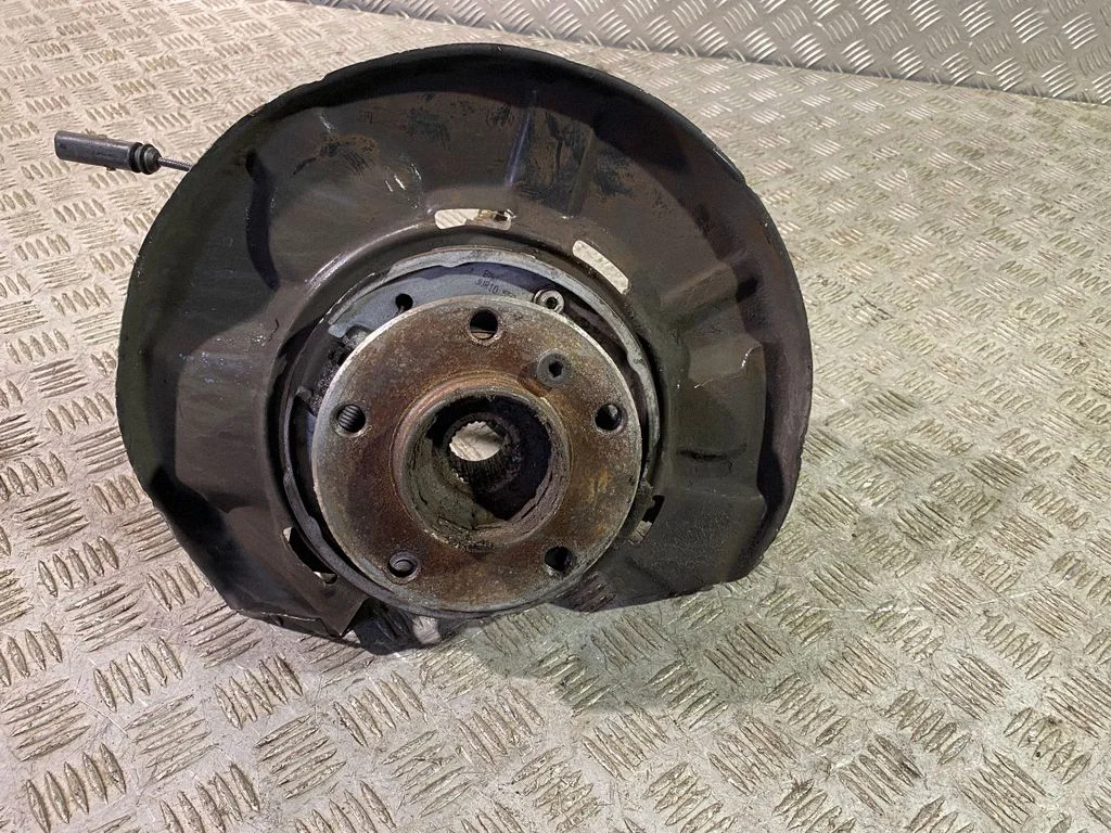 Rear wheel hub – left