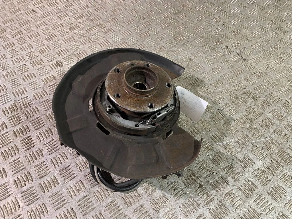 Rear wheel hub – right