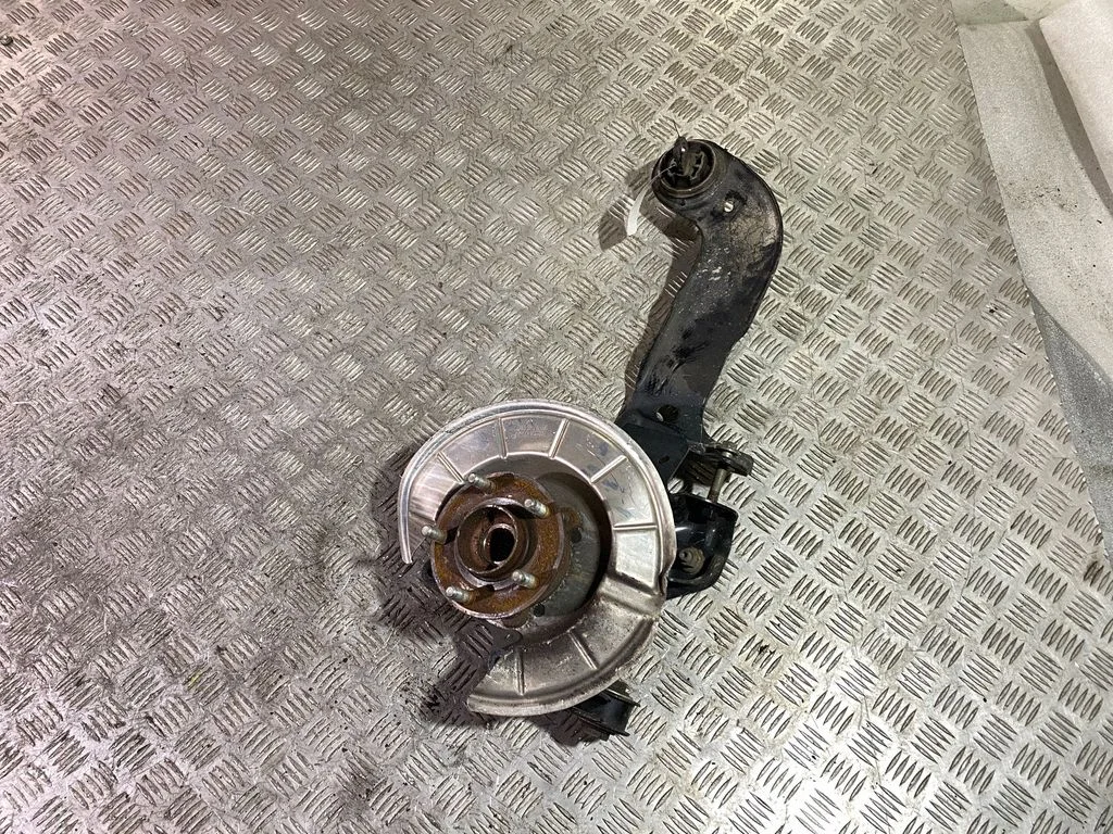 Rear wheel hub – right