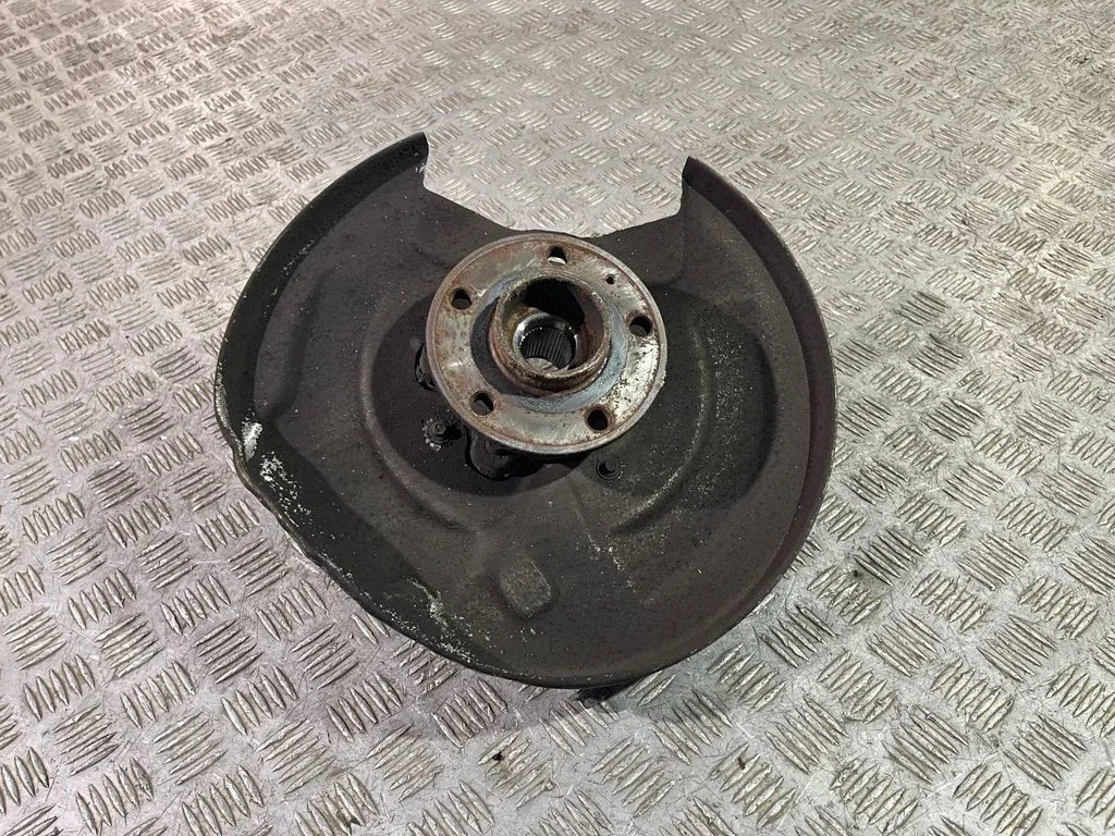 Rear wheel hub – left
