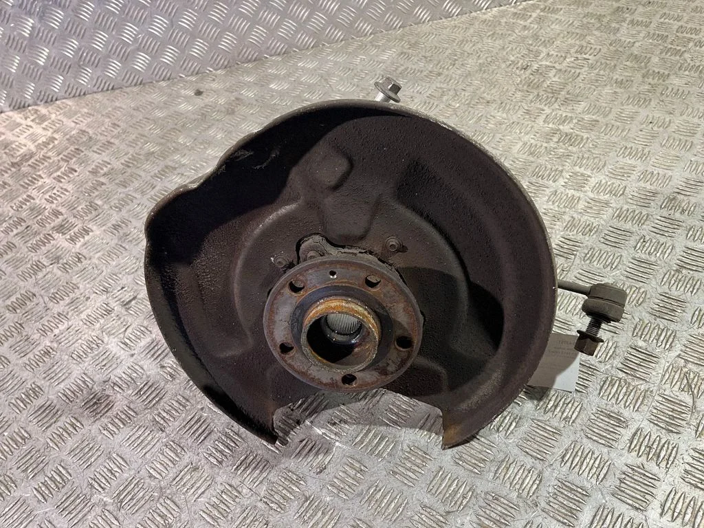 Rear wheel hub – right