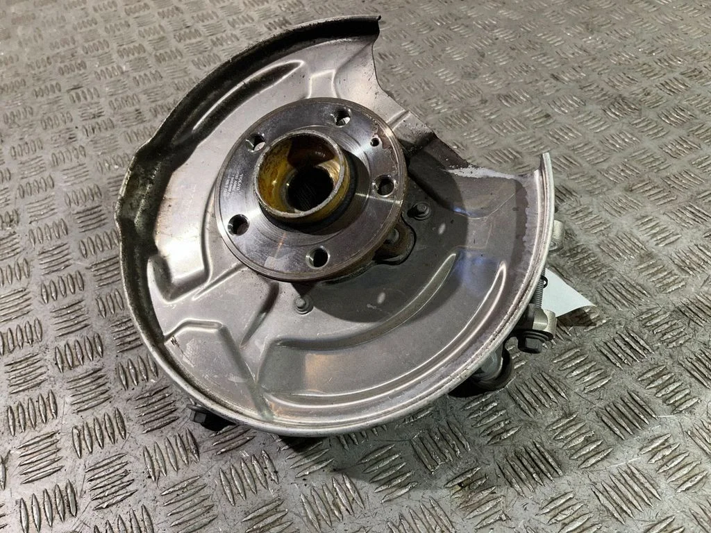 Rear wheel hub – left