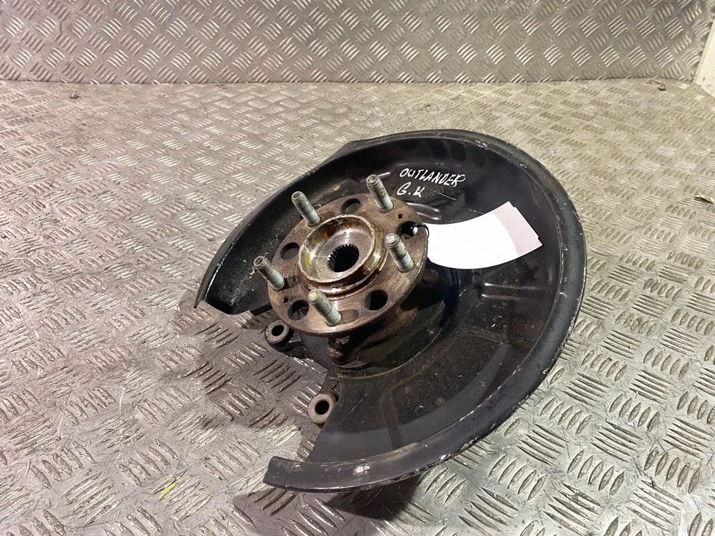 Rear wheel hub – left