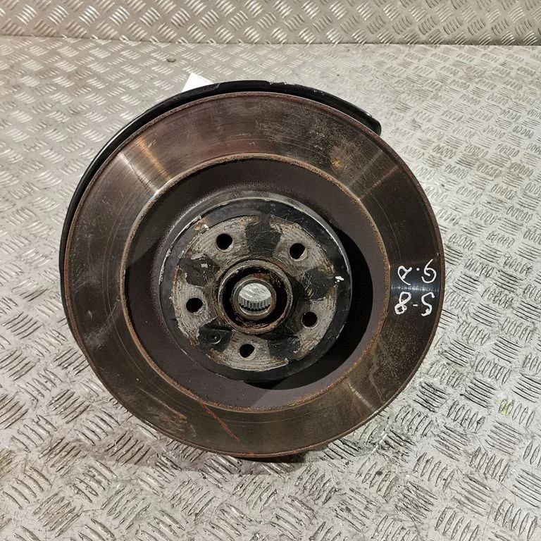Rear wheel hub – right