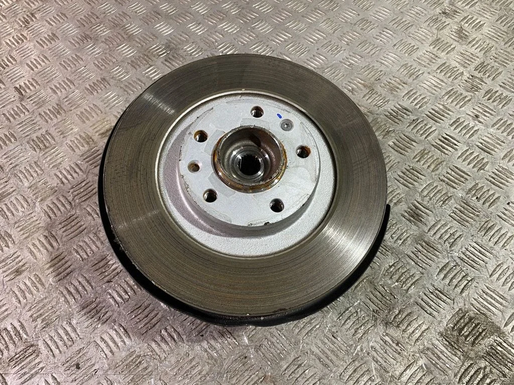Rear wheel hub – right