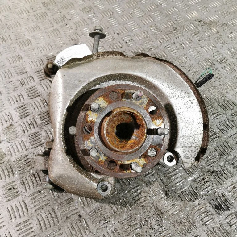 Rear wheel hub – left
