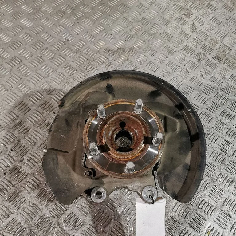 Rear wheel hub – left