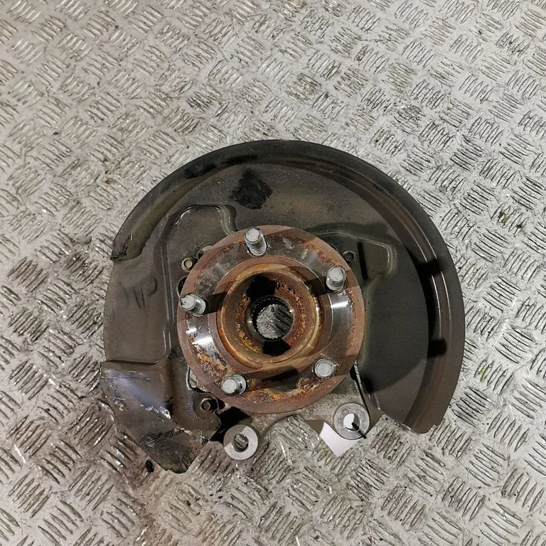 Rear wheel hub – right