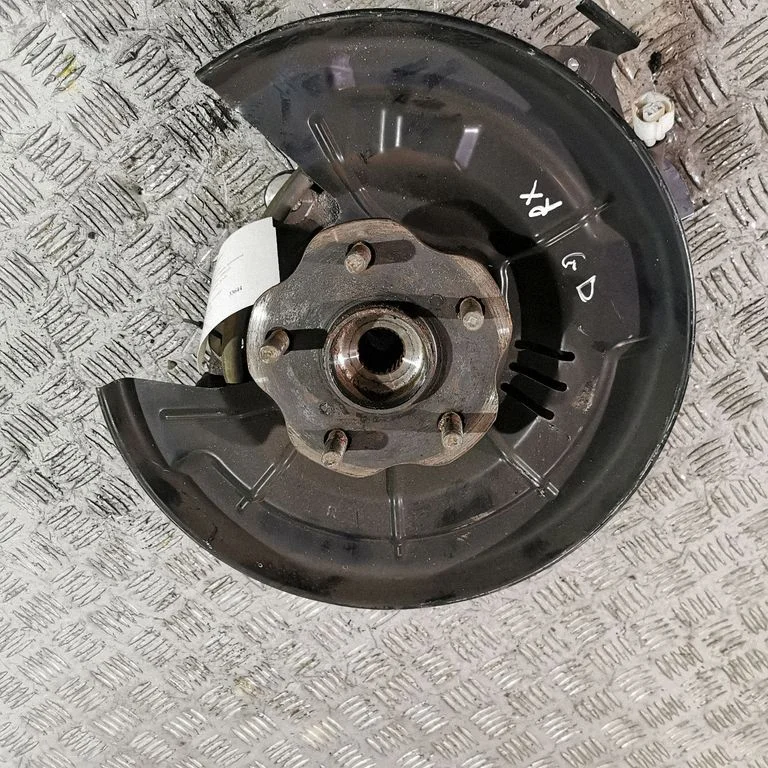 Rear wheel hub – right