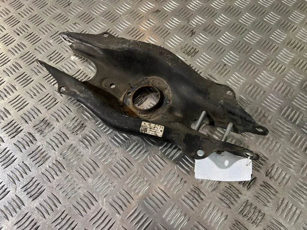 Tagumine ülemine õõtshoob A2058521900