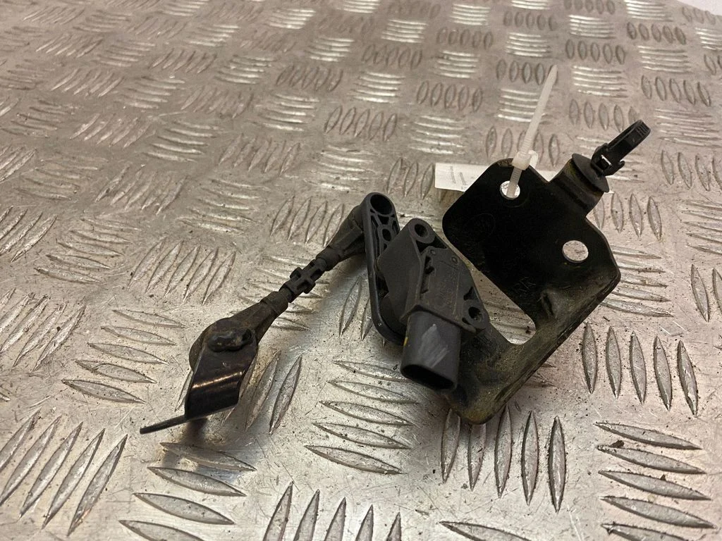 Rear air suspension level height sensor J9C33C097AA