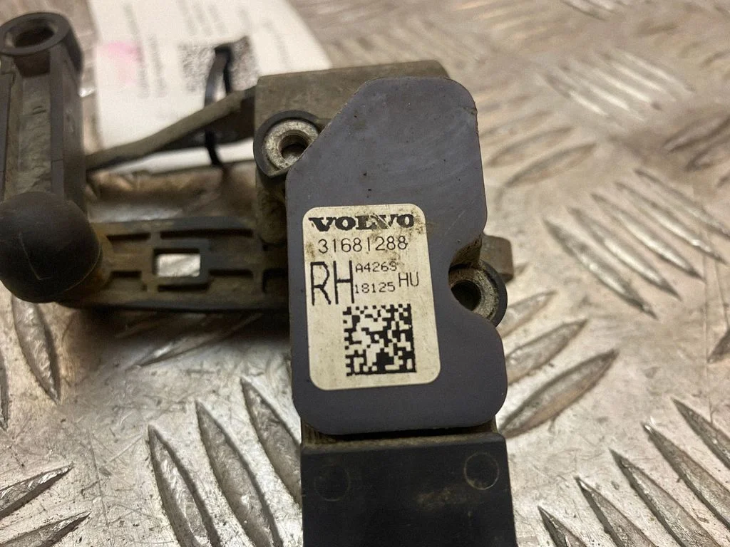 Rear air suspension level height sensor 31406563