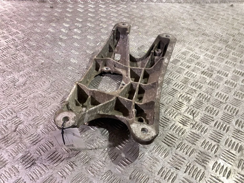 Gearbox mounting bracket – Audi A4 Allroad B8 (2008-2016)