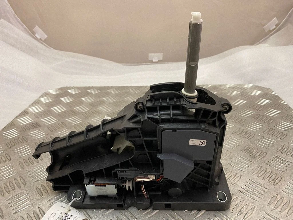 Gear selector mechanism 31437769