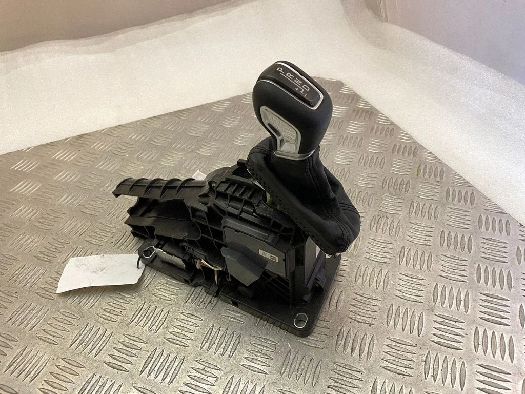 Gear selector mechanism 32240020