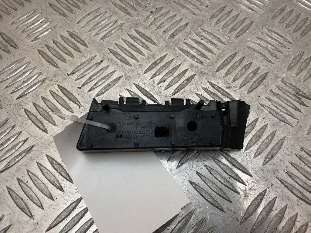 Front bumper mounting bracket FR3B17D958AD